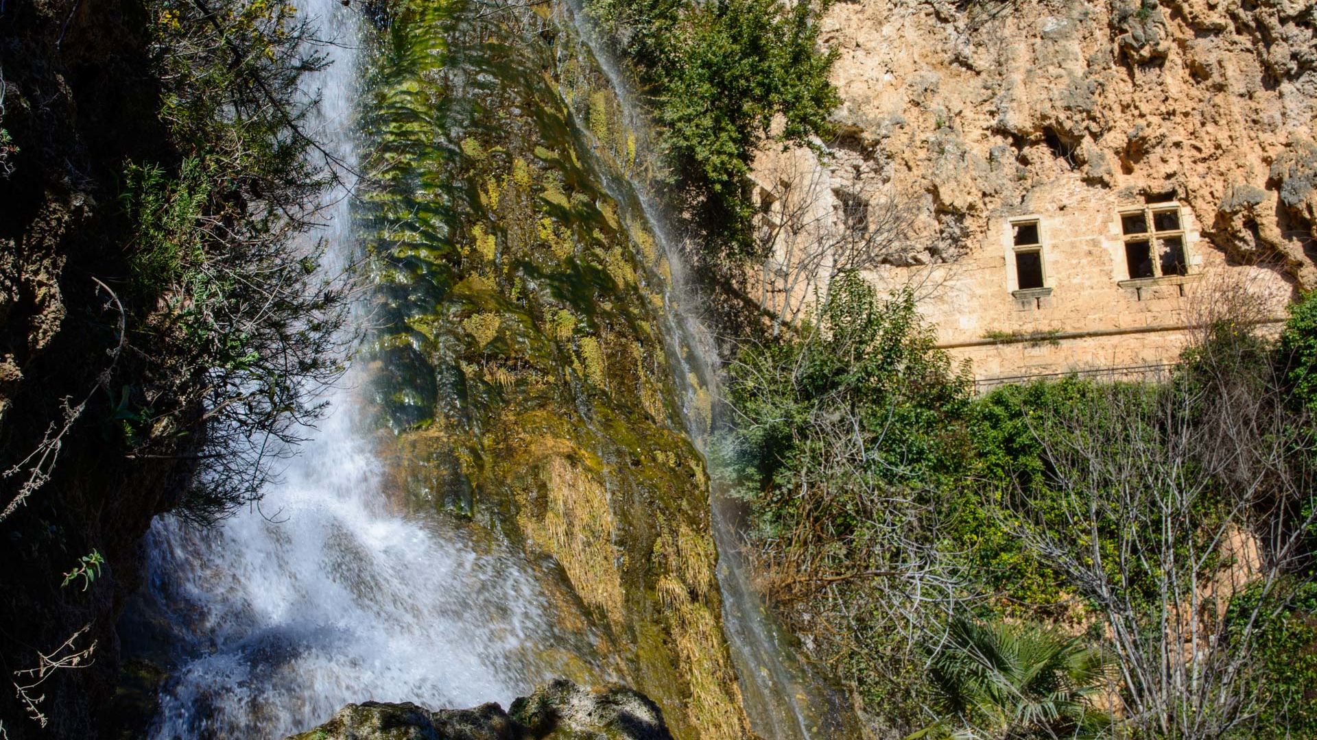 Camping Verdon, le village de Villecroze dans le Var, les fontaines, le parc et les grottes