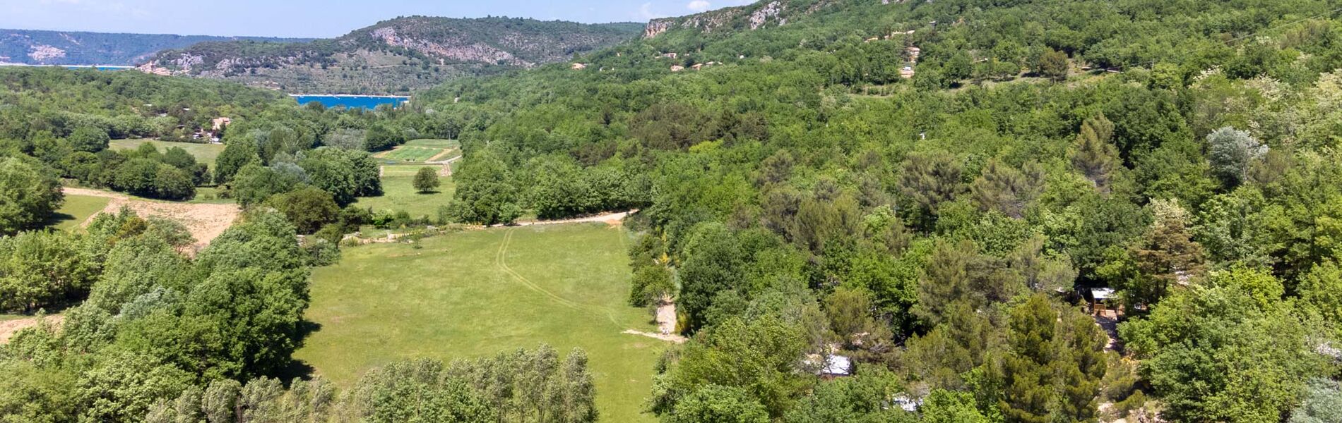 Vue aérienne du camping le Clos de barbey à proximité du lac de Sainte-croix dans le Verdon