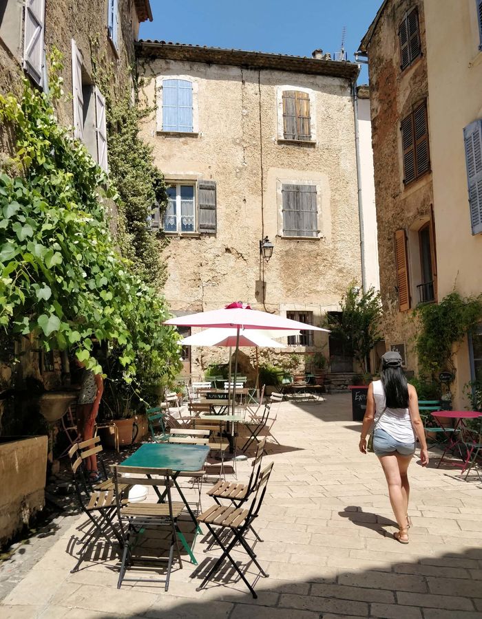 Camping Verdon, le village de Villecroze dans le Var, la cascade et le grottes