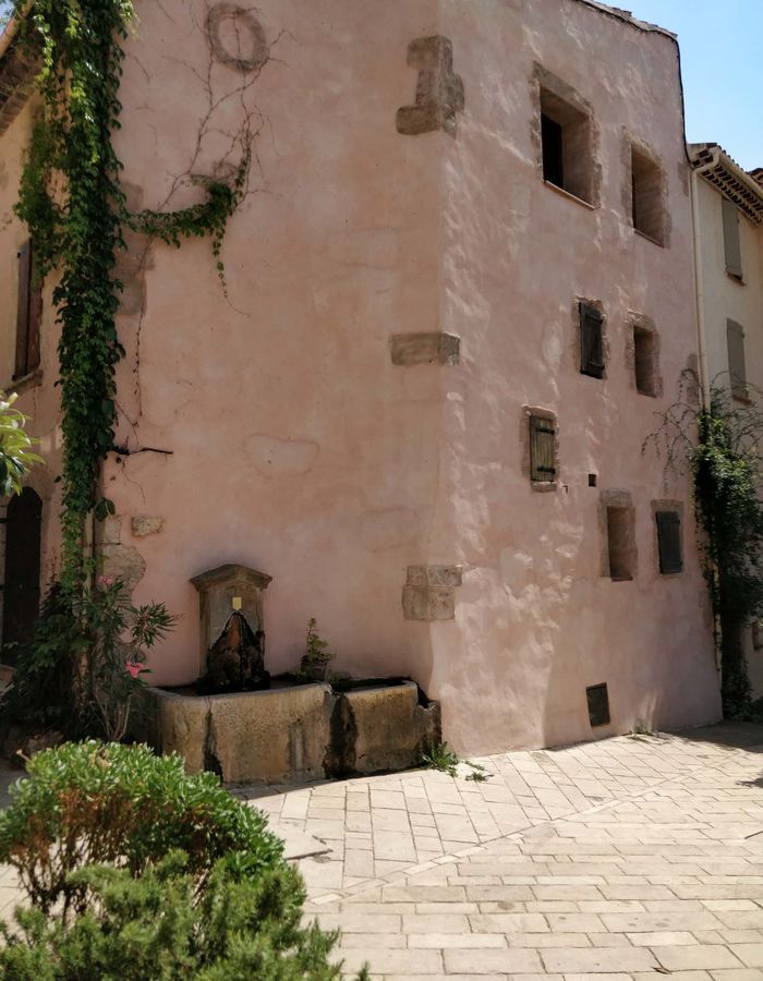 Camping Verdon, le village de Villecroze dans le Var, les fontaine, la cascade et les grottes