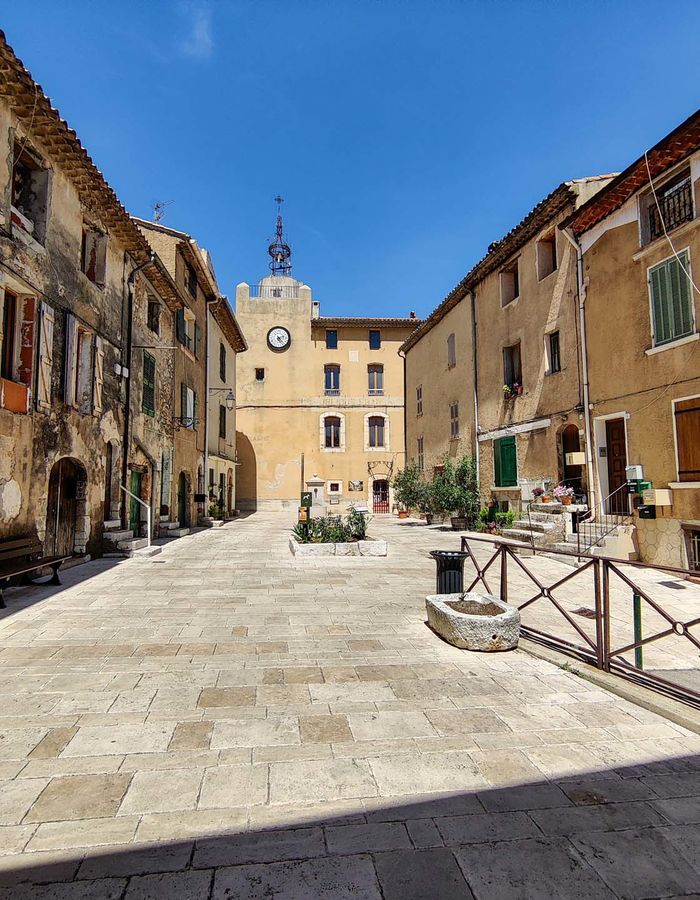 Le village de Régusse dans le Var