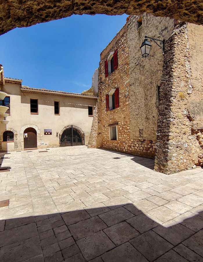 le village de Régusse dans le Var