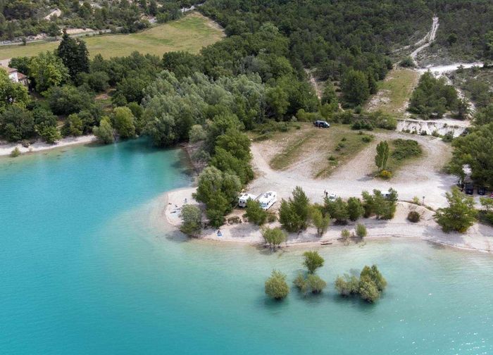 Les plages du lac de Sainte-Croix sur la commune de Moustiers-Sainte-Marie