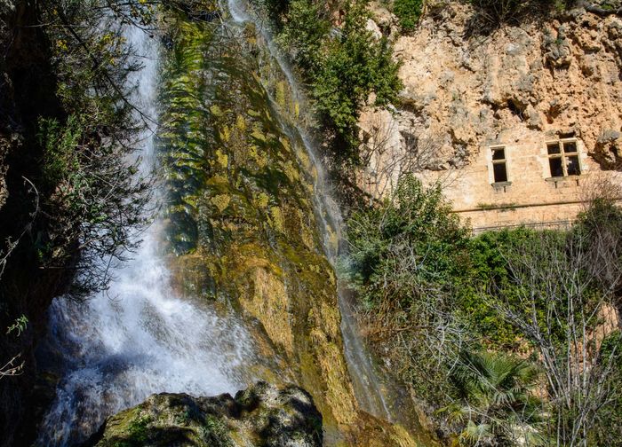 Camping Verdon, le village de Villecroze dans le Var, les fontaines, le parc et les grottes