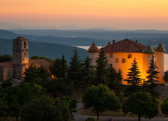 le village d'Aiguines au dessus du lac de Sainte-Croix dans le Verdon